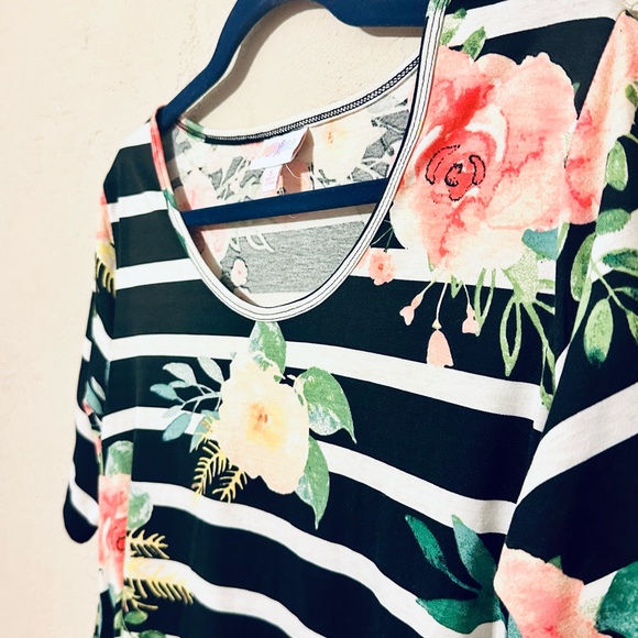 LuLaRoe Black and White Striped Floral Top size Small NWT - Picture 5 of 9